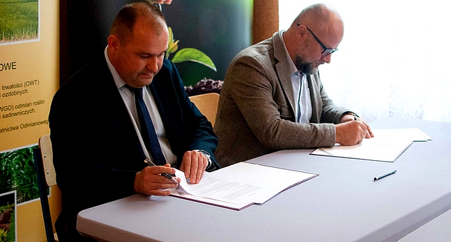 Dyrektor SDOO w Zybiszowie Marcin Włodarczyk oraz Dyrektor DODR we Wrocławiu podczas podpisywania porozumienia.