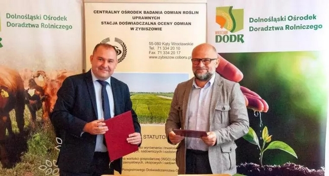 Dyrektor SDOO I DODR we Wrocławiu po podpisanie porozumienia