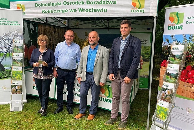 Na zdjęciu od lewej stoją: Dorota Buczyłko – kierownik WIORIN, oddział Wrocław , Dyrektor SDOO w Zybiszowie - Marcin Włodarczyk, Marek Tarnacki – Dyrektor DODR we Wrocławiu, Andrzej Znamirowski – z-ca Dyrektora DODR we Wrocławiu