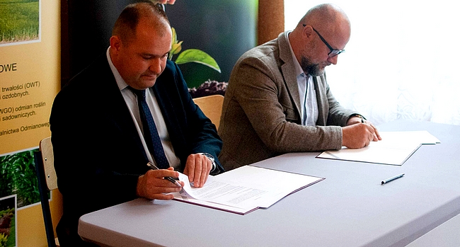 Dyrektor SDOO w Zybiszowie Marcin Włodarczyk oraz Dyrektor DODR we Wrocławiu podczas podpisywania porozumienia. 