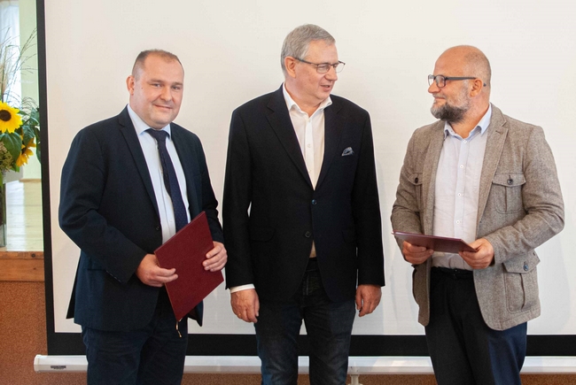 Dyrektorzy SDOO w Zybiszowie oraz DODR we Wrocławiu wraz z Dyrektorem COBORU prof. dr hab. Henrykiem Bujakiem 