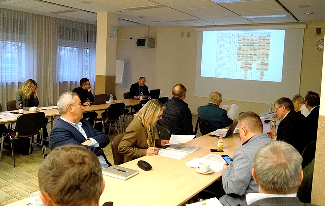 Przewodniczący WZ PDO M. Włodarczyk prezentuje wyniki plonowania odmian