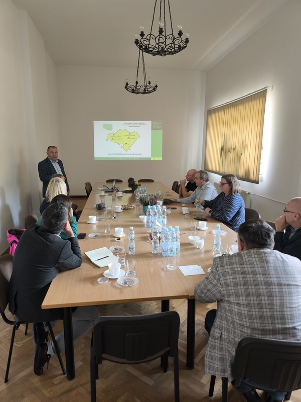 dyrektor M. Włodarczyk omawia działalność SDOO