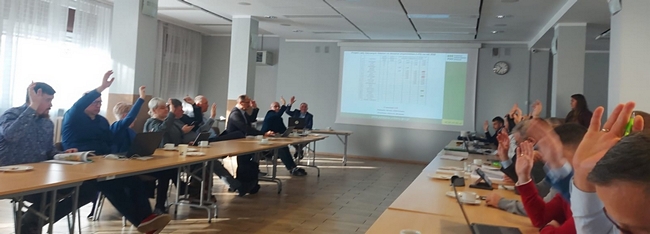 członkowie WZ podczas głosowania 