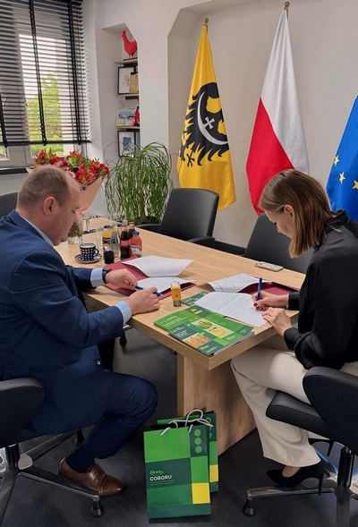 Podpisanie umowy przez Panią Natalię Gołąb oraz Dyrektora Marcina  Włodarczyka
