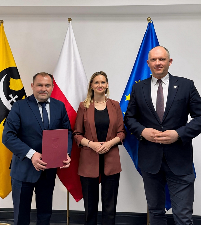 wręczenie podpisanej umowy